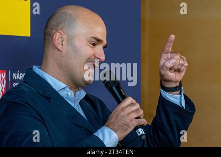 Passau, Allemagne. 23 octobre 2023. Le Prince Albert von Thurn und taxis participe à la conférence de presse avant le début du Championnat du monde des rallyes. Le prince est pilote au Rallye d'Europe centrale. Pour la première fois, une manche du Championnat du monde des rallyes se déroule dans trois pays : l'Allemagne, la République tchèque et l'Autriche. Crédit : Armin Weigel/dpa/Alamy Live News Banque D'Images