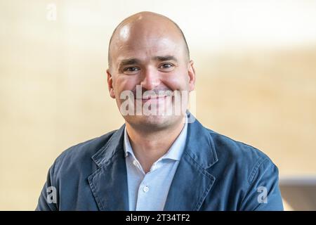 Passau, Allemagne. 23 octobre 2023. Le Prince Albert von Thurn und taxis participe à la conférence de presse avant le début du Championnat du monde des rallyes. Le prince est pilote au Rallye d'Europe centrale. Pour la première fois, une manche du Championnat du monde des rallyes se déroule dans trois pays : l'Allemagne, la République tchèque et l'Autriche. Crédit : Armin Weigel/dpa/Alamy Live News Banque D'Images