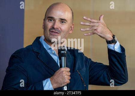 Passau, Allemagne. 23 octobre 2023. Le Prince Albert von Thurn und taxis participe à la conférence de presse avant le début du Championnat du monde des rallyes. Le prince est pilote au Rallye d'Europe centrale. Pour la première fois, une manche du Championnat du monde des rallyes se déroule dans trois pays : l'Allemagne, la République tchèque et l'Autriche. Crédit : Armin Weigel/dpa/Alamy Live News Banque D'Images