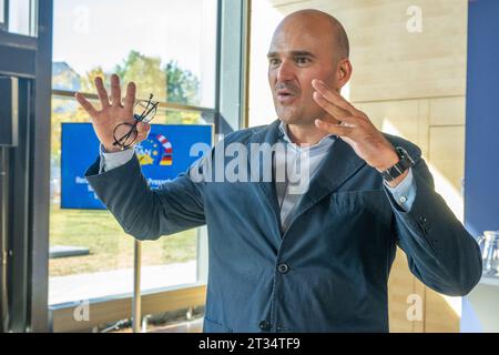 Passau, Allemagne. 23 octobre 2023. Le Prince Albert von Thurn und taxis participe à la conférence de presse avant le début du Championnat du monde des rallyes. Le prince est pilote au Rallye d'Europe centrale. Pour la première fois, une manche du Championnat du monde des rallyes se déroule dans trois pays : l'Allemagne, la République tchèque et l'Autriche. Crédit : Armin Weigel/dpa/Alamy Live News Banque D'Images