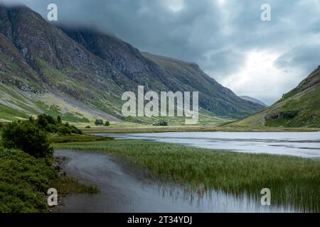 Le Loch Achtriochtan est un lac d'eau douce situé au cœur des Highlands de Glencoe, en Écosse. Banque D'Images