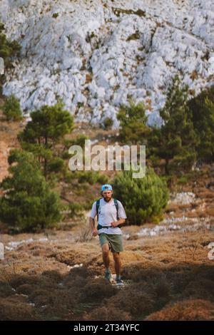 Man Trail running dans les montagnes Voyage randonnée aventure actif vacances d'été en plein air mode de vie sain motivation concept de sport Banque D'Images