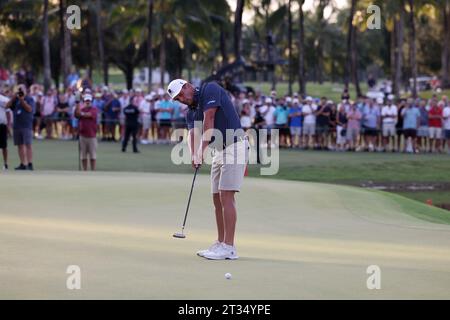 Miami (États-Unis d ' Amérique). 22 octobre 2023. DORAL, FLORIDE - 22 OCTOBRE : le capitaine Bryson DeChambeau des Crushers GC putts sur le 18e green pendant la troisième journée du LIV Golf Invitational - Miami Team Championship au Trump National Doral Miami le 22 octobre 2023 à Doral, Floride. (Photo Alberto E. Tamargo/Sipa USA) crédit : SIPA USA/Alamy Live News Banque D'Images