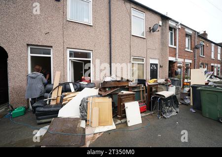 Mobilier endommagé d'une propriété sur Sherwood Street à Chesterfield, alors que le nettoyage commence à la suite de la tempête Babet qui a frappé le Royaume-Uni, causant des inondations généralisées et des vents violents. Date de la photo : lundi 23 octobre 2023. Banque D'Images