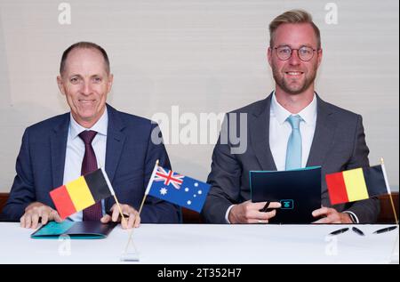 Sydney, Australie. 23 octobre 2023. Délégués de Gorillini - synergie photographiés lors d'une cérémonie de signature, lors de la Mission économique belge au Commonwealth d'Australie, à Sydney, le lundi 23 octobre 2023. Une délégation belge effectue une mission économique de 10 jours en Australie du 19 au 28 octobre 2023. BELGA PHOTO BENOIT DOPPAGNE crédit : Belga News Agency/Alamy Live News Banque D'Images