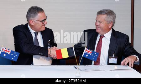 Sydney, Australie. 23 octobre 2023. Les délégués de Scabal - HIllcreston photographiés lors d'une cérémonie de signature, lors de la Mission économique belge au Commonwealth d'Australie, à Sydney, lundi 23 octobre 2023. Une délégation belge effectue une mission économique de 10 jours en Australie du 19 au 28 octobre 2023. BELGA PHOTO BENOIT DOPPAGNE crédit : Belga News Agency/Alamy Live News Banque D'Images