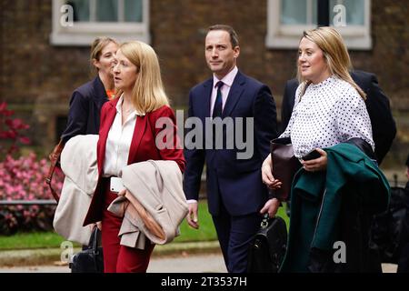 Le commissaire de police et de crime Katy Bourne (2e à gauche) et Nicola Francesca Juniper (à droite) arrivent pour une table ronde à Downing Street, Londres, avec de hauts responsables de la police et 13 des plus grands détaillants du Royaume-Uni pour élaborer un plan d'action commun pour faire face à l'augmentation du vol à l'étalage et pour attraper les délinquants les plus prolifiques. Date de la photo : lundi 23 octobre 2023. Banque D'Images