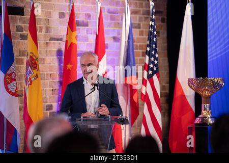 Sydney, Australie. 23 octobre 2023. L’ancien joueur de tennis australien Wally Masur accueille la cérémonie du tirage au sort du tournoi de tennis United Cup 2023 à Sydney, en Australie, le 23 octobre 2023. Crédit : Hu Jingchen/Xinhua/Alamy Live News Banque D'Images