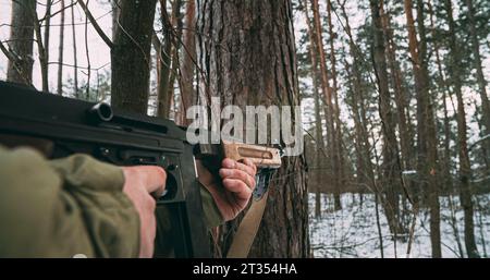 Soldat américain avec Old Thompson Sub-mitrailleuse. Gros plan Voir détail sur Thompson Sub-mitrailleuse dans les mains de Re-Enactor habillé en infanterie américaine Banque D'Images