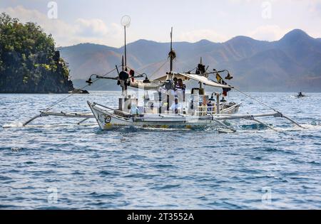 Coron, île de Palawan, Philippines : bateau de pêche Lamparo, lanternes et lumières pour attirer les poissons, pêcheurs traditionnels, embarcation locale bangka indigène Banque D'Images