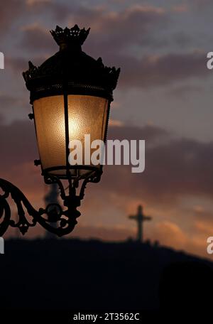 Lampadaires à Skopje, Macédoine du Nord, contre un ciel nocturne dramatique Banque D'Images