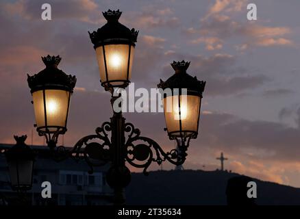 Lampadaires à Skopje, Macédoine du Nord, contre un ciel nocturne dramatique Banque D'Images