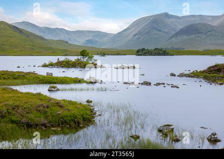 Lochan na h-Achlaise est un loch en forme de cœur dans les Highlands écossais. Banque D'Images