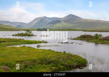 Lochan na h-Achlaise est un loch en forme de cœur dans les Highlands écossais. Banque D'Images