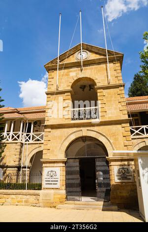 L'ancien bâtiment colonial de la Cour britannique, aujourd'hui la Cour suprême de Chypre du Nord.Nord Nicosie, République turque de Chypre du Nord. Banque D'Images