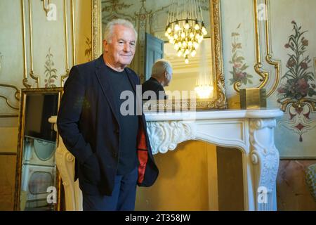 Madrid, Espagne. 23 octobre 2023. Le chanteur Victor Manuel pose lors de la séance de portrait au Palacio de Atocha, le 23 octobre 2023 à Madrid, Espagne. (Photo Oscar Gonzalez/Sipa USA) crédit : SIPA USA/Alamy Live News Banque D'Images