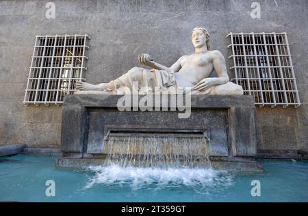 TORINO (TURIN), ITALIE, 25 MARS 2023 - vue de la fontaine Dora près de la place San Carlo dans le centre de Turin, Italie Banque D'Images