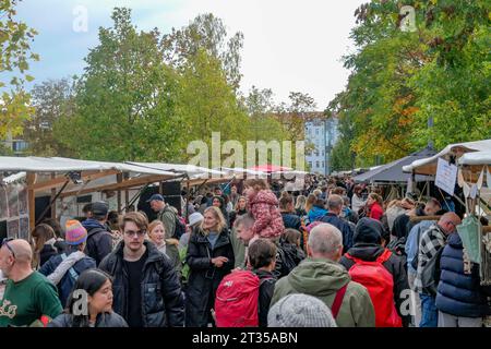 Flohmarkt am Mauerpark à Prenzlauer Berg, Berlin Flohmarkt am Mauerpark à Prenzlauer Berg, Berlin *** marché aux puces à Mauerpark à Prenzlauer Berg, Berlin marché aux puces à Mauerpark à Prenzlauer Berg, Berlin crédit : Imago/Alamy Live News Banque D'Images