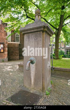 Vieille pompe à eau à main dans la cour du Begijnhof, Amsterdam, pays-Bas Banque D'Images