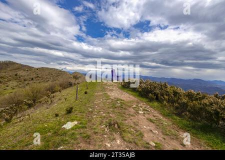 Violet grand banc à l'intérieur de Gênes dans la campagne sous un ciel nuageux, Italie Banque D'Images