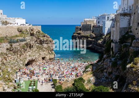 POLIGNANO A MARE, ITALIE, 11 JUILLET 2022 - vue sur la plage de Polignano a Mare, province de Bari, Pouilles, Italie Banque D'Images