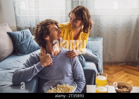 Portrait de jeune couple heureux qui se tient la main et sourit. Banque D'Images