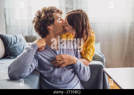 Jeune couple embrasse et embrasse à leur maison. Banque D'Images