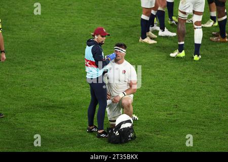 Saint Denis, France. 21 octobre 2023. TOM CURRY #7 de Team England reçoit des soins médicaux lors de la demi-finale entre l'Angleterre et l'Afrique du Sud de la coupe du monde de Rugby 2023 crédit : Mickael Chavet/Alamy Live News Banque D'Images