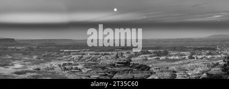 Photographie panoramique de la lune se levant au-dessus du parc national Canyonlands depuis Panorama point dans la zone de loisirs nationale de Glen Canyon près de Hanksville, UT Banque D'Images