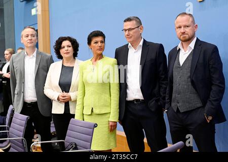 Lukas Schön, Amira Mohamed Ali, Sahra Wagenknecht, Ralph Suikat und Christian Leye BEI der Bundespressekonferenz zur Gründung des Vereins Bündnis Sahra Wagenknecht - für Vernunft und Gerechtigkeit zur Vorbereitung einer neuen Partei im Haus der Bundespressekonferenz. Berlin, 23.10.2023 *** Lukas Schön, Amira Mohamed Ali, Sahra Wagenknecht, Ralph Suikat et Christian Leye à la Conférence de presse fédérale sur la fondation de l'association Alliance Sahra Wagenknecht pour la raison et la justice pour préparer un nouveau parti à la Maison de la Conférence de presse fédérale Berlin, 23 10 2023 photo:XF.xKernx/xFuture Banque D'Images