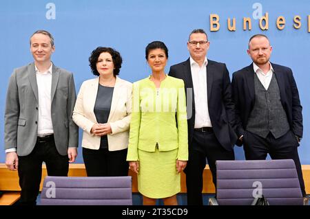 Lukas Schön, Amira Mohamed Ali, Sahra Wagenknecht, Ralph Suikat und Christian Leye BEI der Bundespressekonferenz zur Gründung des Vereins Bündnis Sahra Wagenknecht - für Vernunft und Gerechtigkeit zur Vorbereitung einer neuen Partei im Haus der Bundespressekonferenz. Berlin, 23.10.2023 *** Lukas Schön, Amira Mohamed Ali, Sahra Wagenknecht, Ralph Suikat et Christian Leye à la Conférence de presse fédérale sur la fondation de l'association Alliance Sahra Wagenknecht pour la raison et la justice pour préparer un nouveau parti à la Maison de la Conférence de presse fédérale Berlin, 23 10 2023 photo:XF.xKernx/xFuture Banque D'Images