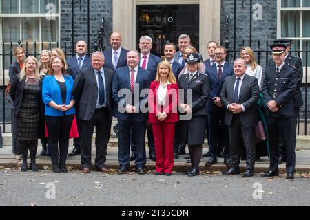 Londres, Angleterre, Royaume-Uni. 23 octobre 2023. De hauts responsables de la police et 13 des plus grands détaillants du Royaume-Uni sont vus poser devant le 10 Downing Street après une table ronde organisée par le ministre de la police Chris Philp. Les détaillants et la police doivent mettre en œuvre un plan d'action conjoint pour faire face à l'augmentation du vol à l'étalage et pour attraper les contrevenants les plus prolifiques. (Image de crédit : © Tayfun Salci/ZUMA Press Wire) USAGE ÉDITORIAL SEULEMENT! Non destiné à UN USAGE commercial ! Banque D'Images