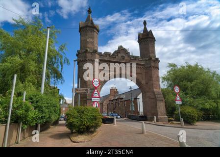 Arche de Fettercairn. Ce mémorial historique en pierre « arc », 1861 pour commémorer une visite de la reine Victoria. Laurencekirk , Aberdeenshire, Écosse, Royaume-Uni Banque D'Images