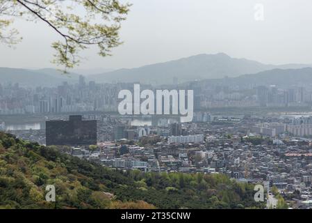 Pollution par le smog et paysage urbain de Séoul, capitale de la Corée du Sud, le 14 avril 2023 Banque D'Images