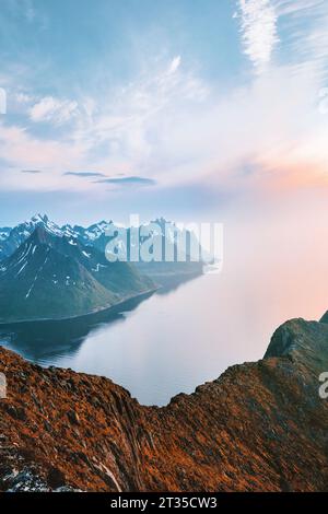 Fjord et paysage de montagnes en Norvège Senja île vue aérienne voyage belles destinations coucher de soleil paysage scandinave nature nordique Banque D'Images