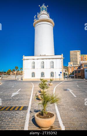 La Farola de Malaga phare vue sur la rue, Andalousie région de l'Espagne Banque D'Images