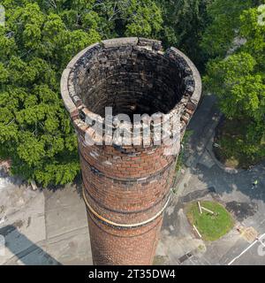 Vue aérienne d'une cheminée en brique endommagée frappée par la foudre, Philadelphie USA Banque D'Images