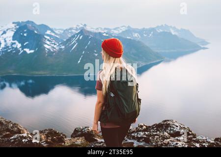 Femme voyageant en Norvège fille de randonnée seule en plein air avec sac à dos trempant dans la vue sur les montagnes et vivant les vacances d'aventure et la vie saine Banque D'Images