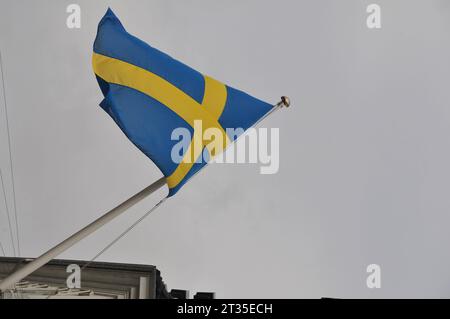 Copenhague, Danemark /23 octobre. 2023/.Flyas de drapeau suédois au-dessus de l'ambassade de Suède dans la capitale danoise. Photo.Francis Joseph Dean/Dean Pictures Banque D'Images