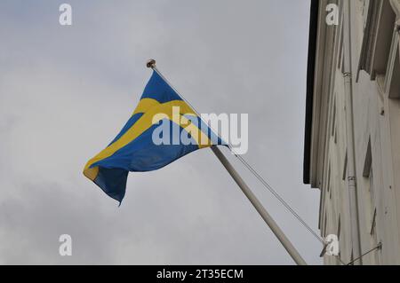 Copenhague, Danemark /23 octobre. 2023/.Flyas de drapeau suédois au-dessus de l'ambassade de Suède dans la capitale danoise. Photo.Francis Joseph Dean/Dean Pictures Banque D'Images