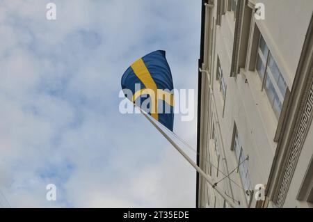 Copenhague, Danemark /23 octobre. 2023/.Flyas de drapeau suédois au-dessus de l'ambassade de Suède dans la capitale danoise. Photo.Francis Joseph Dean/Dean Pictures Banque D'Images