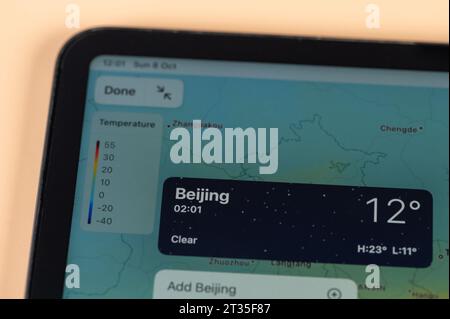New York, États-Unis - 8 octobre 2023 : vérifier la température à l'extérieur dans la ville de Pékin sur l'application en ligne ipad écran de tablette vue rapprochée Banque D'Images