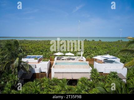 Vue drone. Maison de vacances Tulum - Casa Uh K aay, Tulum, Mexique. Architecte : Gantous Arquitectos, 2023. Banque D'Images