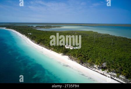 Vue drone. Maison de vacances Tulum - Casa Uh K aay, Tulum, Mexique. Architecte : Gantous Arquitectos, 2023. Banque D'Images