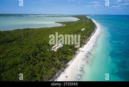 Vue drone. Maison de vacances Tulum - Casa Uh K aay, Tulum, Mexique. Architecte : Gantous Arquitectos, 2023. Banque D'Images