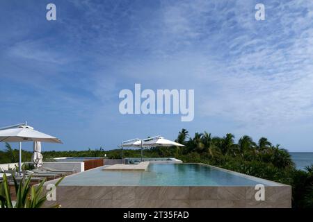 Vue sur le toit-terrasse. Maison de vacances Tulum - Casa Uh K aay, Tulum, Mexique. Architecte : Gantous Arquitectos, 2023. Banque D'Images