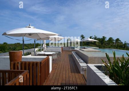 Vue sur le toit-terrasse. Maison de vacances Tulum - Casa Uh K aay, Tulum, Mexique. Architecte : Gantous Arquitectos, 2023. Banque D'Images