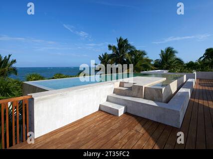 Vue sur le toit-terrasse. Maison de vacances Tulum - Casa Uh K aay, Tulum, Mexique. Architecte : Gantous Arquitectos, 2023. Banque D'Images