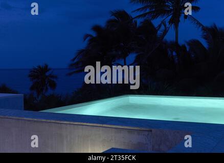 Vue sur la terrasse sur le toit la nuit. Maison de vacances Tulum - Casa Uh K aay, Tulum, Mexique. Architecte : Gantous Arquitectos, 2023. Banque D'Images