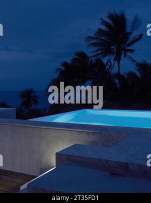 Vue sur la terrasse sur le toit la nuit. Maison de vacances Tulum - Casa Uh K aay, Tulum, Mexique. Architecte : Gantous Arquitectos, 2023. Banque D'Images